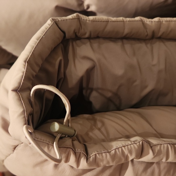 ARITIZIA - TNA - SUPER PUFF JACKET- womans LG. Taupe. New in bag. removable hood - Picture 11 of 16